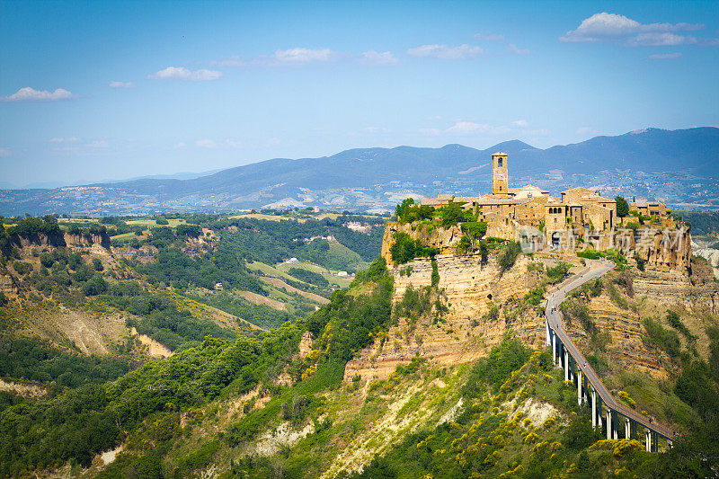 Civita (bagnorego)，意大利:春天被绿色山谷包围